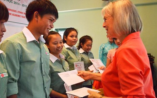 Học bổng khuyến học đến với sinh viên khó khăn 